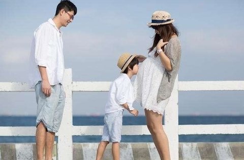 供卵代生宝宝睡觉时突然呕吐，家长如何应对？
